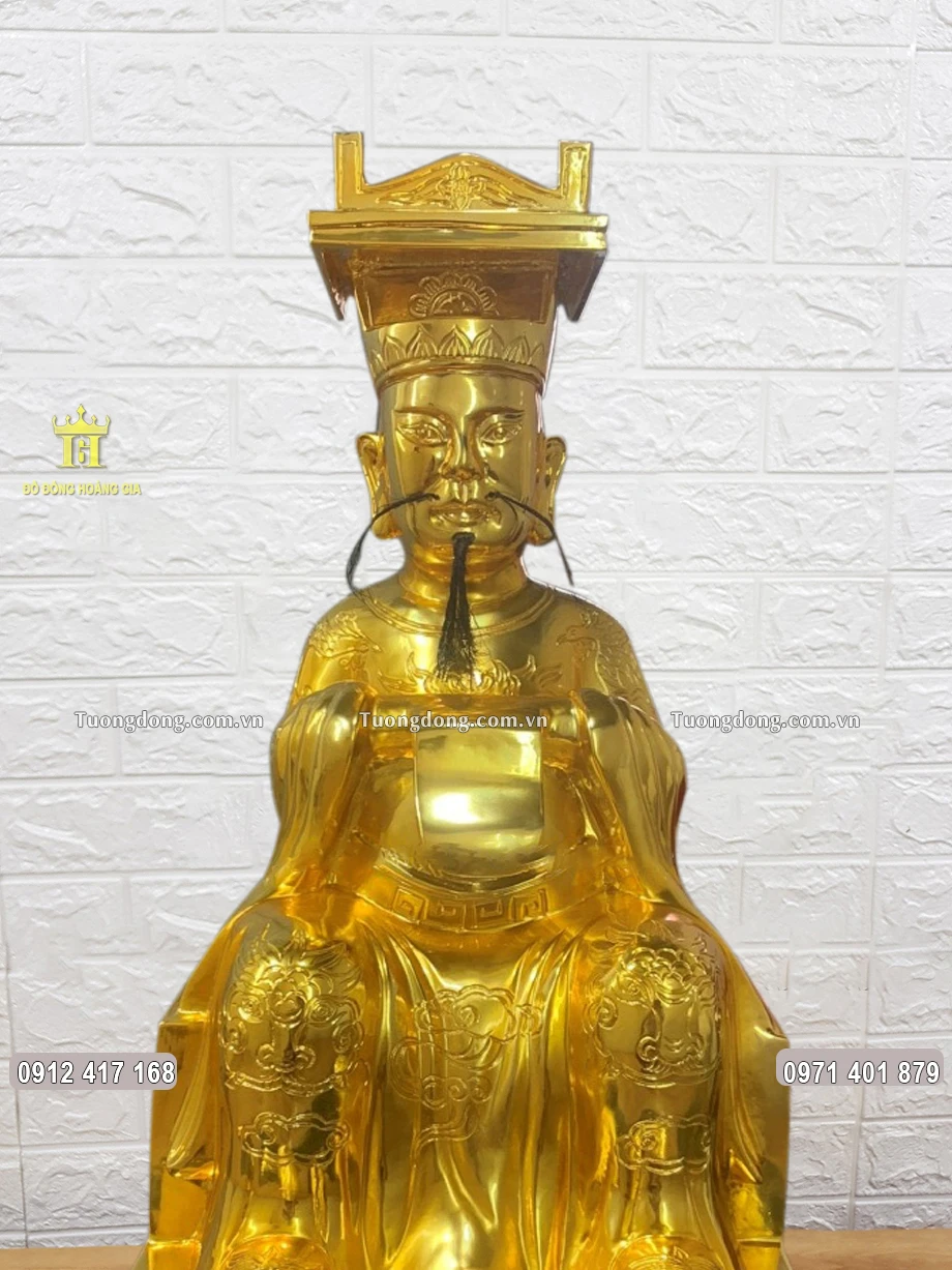 Gương mặt Ngài được chạm khắc phúc hậu mà vô cùng uy nghiêm